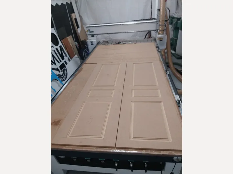 Rainures décoratives sur panneau brut
