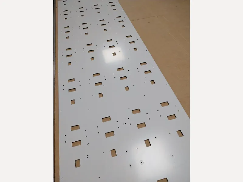 Usinage de supports de panneaux LED en Dibond