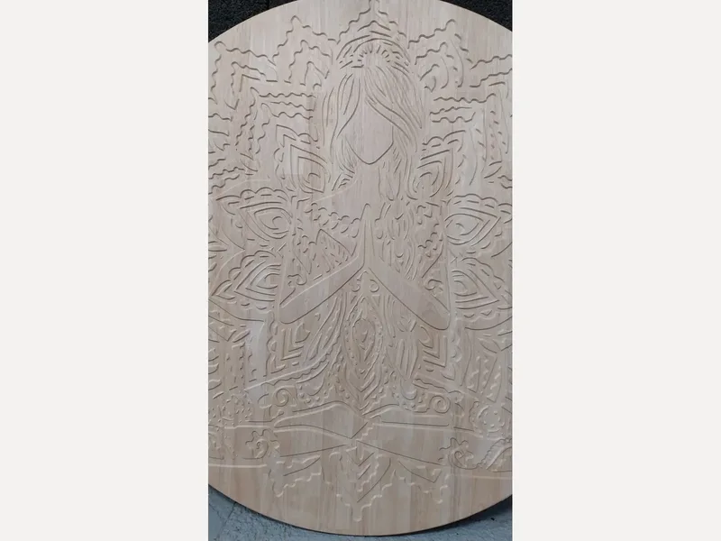 Décor figuratif gravé sur panneau rond