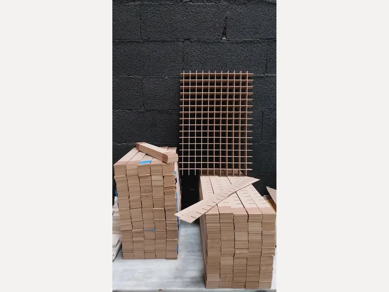 Éléments découpés et assemblage en grille
