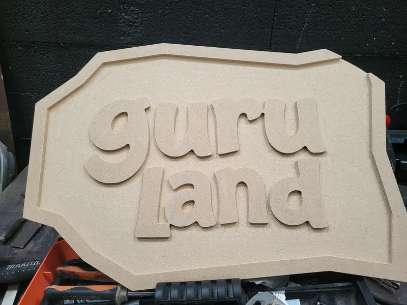 Enseigne avec lettres en relief