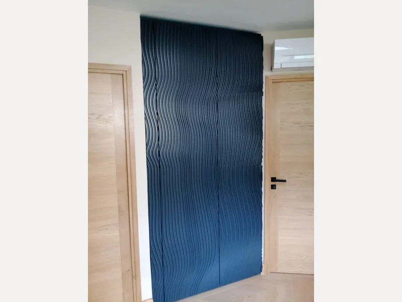Panneau mural rainuré installé
