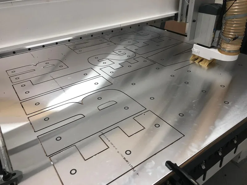 Enseigne usinée sur Dibond aluminium brossé