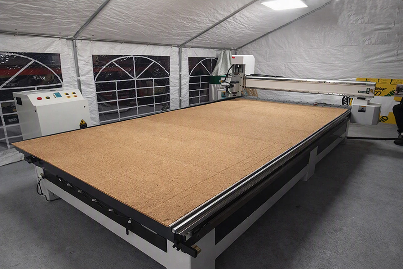 Vue générale de la fraiseuse CNC à portique et de sa table grand format dans l’atelier